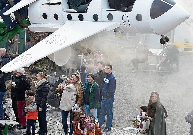 Am Wochenende luden in Maschwanden und Kappel die Maskenbälle, in Rossau das Alphütten-Beizli zum Feiern ein (siehe 2. Bund). Am Sonntag fand zudem der Umzug der Fasnachtsgesellschaft Uerzlikon statt. Für die Protagonisten des Wagens «Suppe(r)tru