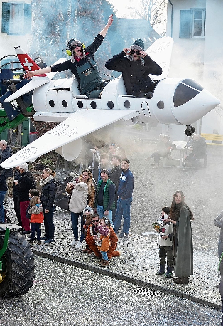 Am Wochenende luden in Maschwanden und Kappel die Maskenbälle, in Rossau das Alphütten-Beizli zum Feiern ein (siehe 2. Bund). Am Sonntag fand zudem der Umzug der Fasnachtsgesellschaft Uerzlikon statt. Für die Protagonisten des Wagens «Suppe(r)tru