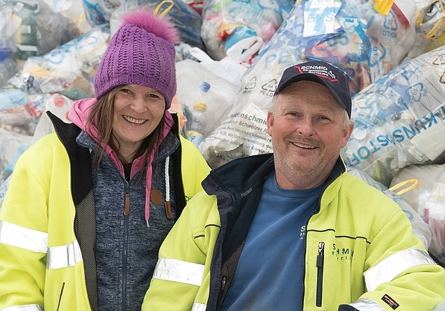 Bei Priska und Fredi Schmid inmitten der Plastik-Sammelsäcke. (Bild Andrea Bolliger)