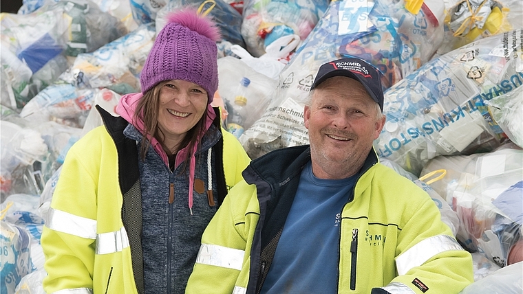 Bei Priska und Fredi Schmid inmitten der Plastik-Sammelsäcke. (Bild Andrea Bolliger)