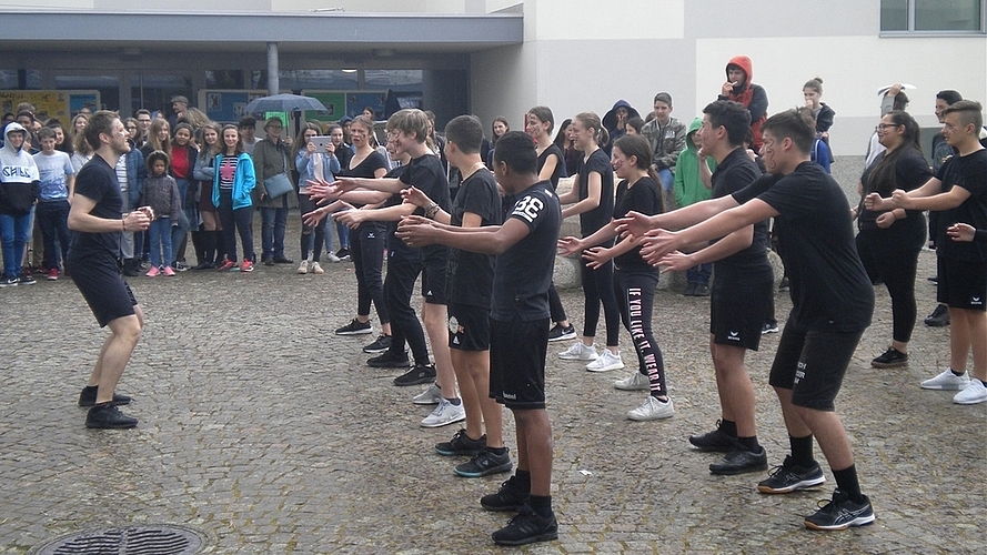 Die Schülerinnen und Schüler des Projekts «Starke Persönlichkeiten» tanzten zum Abschluss der Projektwoche den «Haka» – den Tanz der Maori. <em>(Bild zvg.)</em>