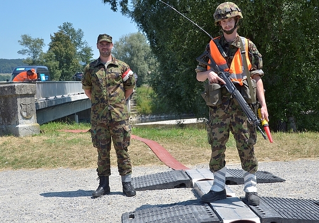 Kantonsübergreifender Leitungsbau: Übungsleiter Kevin Lehmann und Verkehrssoldat J. Schwander.<em> (Bild Martin Mullis)</em>