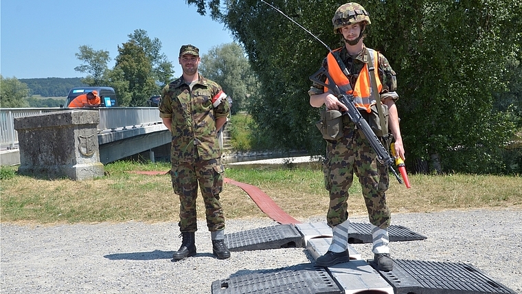 Kantonsübergreifender Leitungsbau: Übungsleiter Kevin Lehmann und Verkehrssoldat J. Schwander.<em> (Bild Martin Mullis)</em>