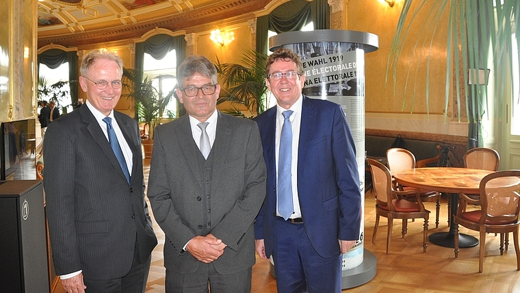 Die beiden Ämtler Nationalräte mit dem SVP-Parteipräsidenten in der Wandelhalle des Bundeshauses, von links: Hans-Ulrich Bigler (FDP), Martin Haab und Albert Rösti.<em> (Bild Werner Schneiter)</em>
