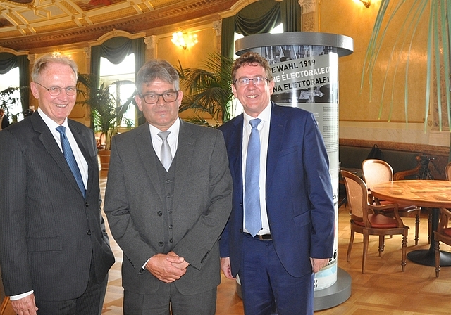 Die beiden Ämtler Nationalräte mit dem SVP-Parteipräsidenten in der Wandelhalle des Bundeshauses, von links: Hans-Ulrich Bigler (FDP), Martin Haab und Albert Rösti.<em> (Bild Werner Schneiter)</em>