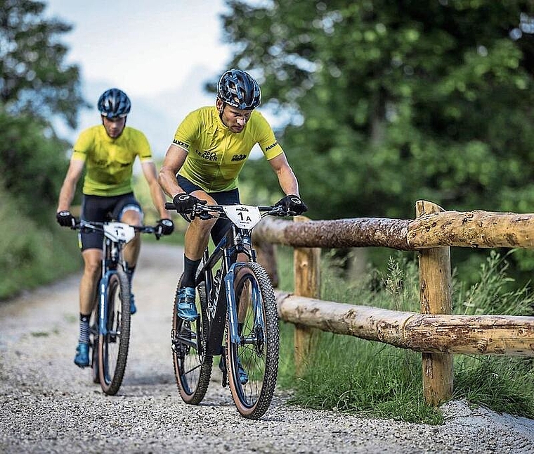 Urs Huber vor seinem Teampartner Simon Schneller hoch konzentriert
auf den letzten Kilometern der Bike-Transalp. (Bild Markus Greber)