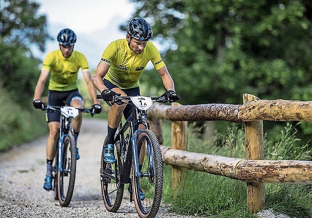 Urs Huber vor seinem Teampartner Simon Schneller hoch konzentriert 
auf den letzten Kilometern der Bike-Transalp. (Bild Markus Greber)