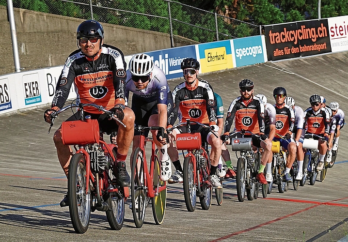 Auch auf der Rennbahn übernimmt der Ottenbacher Cedric Graf sogleich die Führung hinter Schrittmacher Dino Rey.(Bild Martin Platter) Auch auf der Rennbahn übernimmt der Ottenbacher Cedric Graf sogleich die Führung hinter Schrittmacher Dino Rey.(Bild Martin Platter)