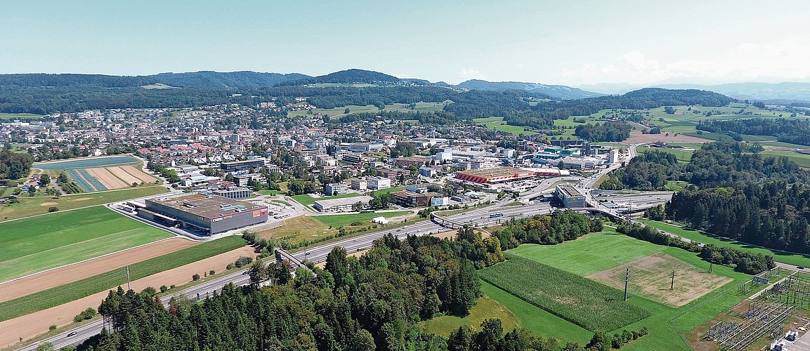 Diese Luftaufnahme aus dem Jahr 2023 zeigt nicht nur die schöne landschaftliche Lage, in die Affoltern eingebettet ist, sondern auch den Wandel der Stadt. Denn den Obi gibt es nicht mehr – dort soll ein Freizeitzentrum entstehen. Zwischen Pfister und Autobahnraststätte hat sich eine Firma aus den Kanton Zug angesiedelt und baut dort kräftig. Auch das Braui-Areal ist noch nicht im Bau. (Archivbild Stefan Felder)