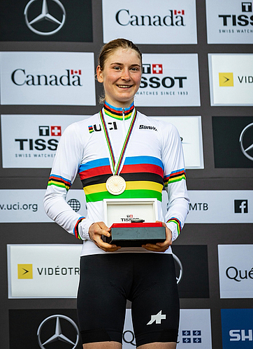 Der verdiente Lohn: Goldmedaille und Weltmeister-Trikot.