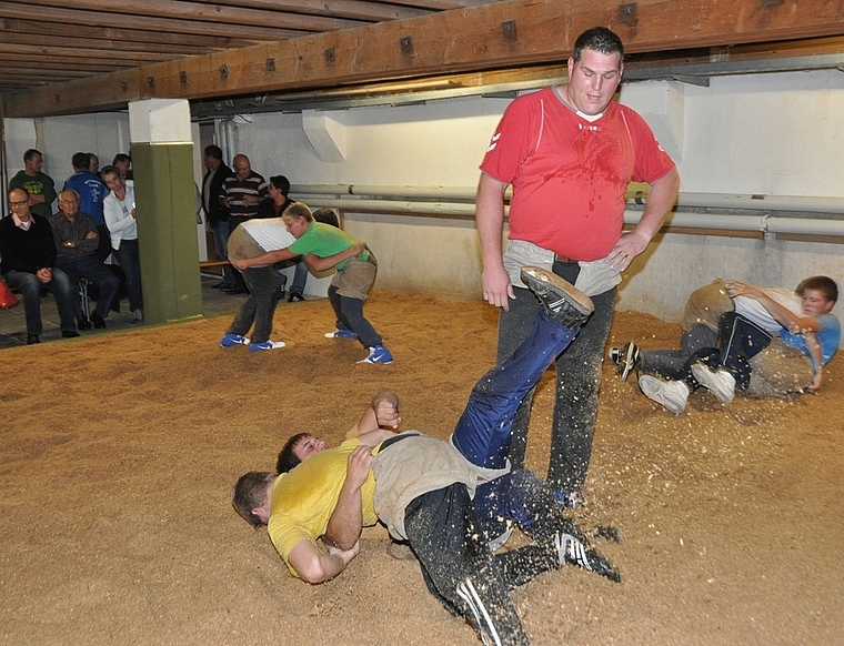 Christian Stucki gibt Anleitungen, die Jungen sind voll bei der Sache und die Zuschauer beeindruckt. (Bild Werner Schneiter)