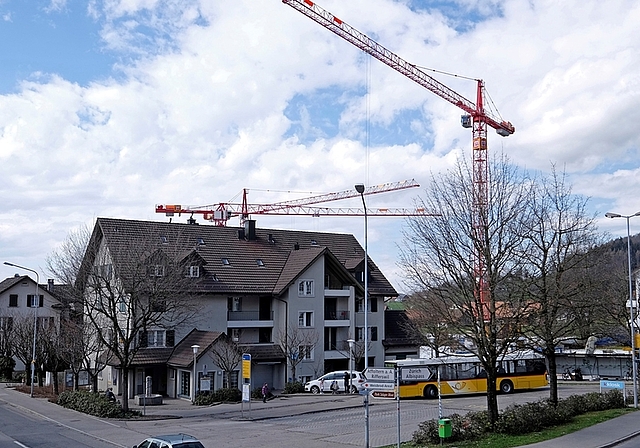Der Hausemer Postplatz wird voraussichtlich von April bis August 2017 neu gestaltet – und erhält nach der Schliessung der Post am 10. Mai vielleicht auch einen neuen Namen. (Bild Martin Platter)