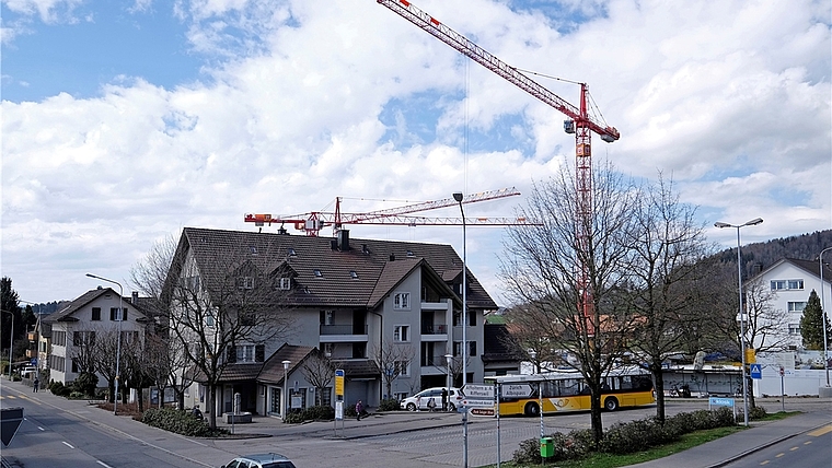 Der Hausemer Postplatz wird voraussichtlich von April bis August 2017 neu gestaltet – und erhält nach der Schliessung der Post am 10. Mai vielleicht auch einen neuen Namen. (Bild Martin Platter)
