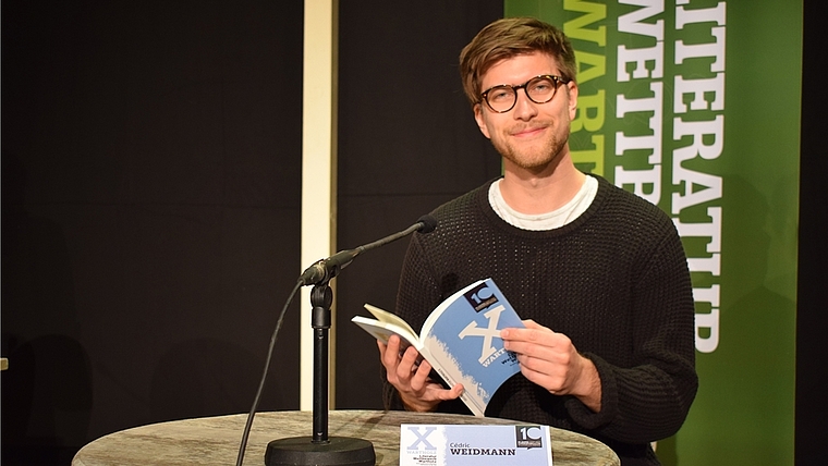Cédric Weidmann bei der Lesung auf Schloss Wartholz. (Bild Schloss Wartholz)