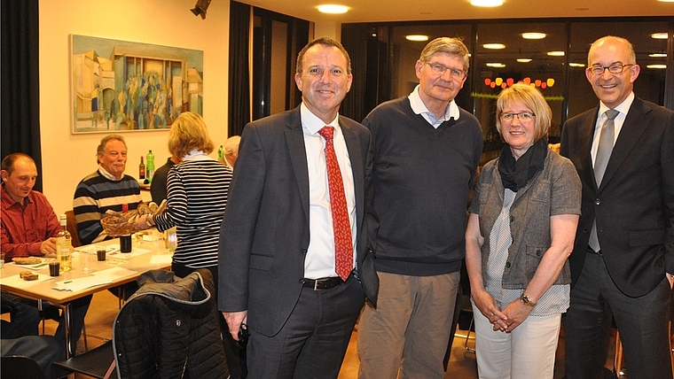 Gastgeber und die Referenten, von links: Stefan Biedermann, Leiter Wochenzeitungen AZ Anzeiger AG; Jakob Schneebeli, Präsident SVP Affoltern; Esther Stöckli; Organisatorin, und Gregor Rutz, Nationalrat und Medienpolitiker. (Bild Werner Schneiter)