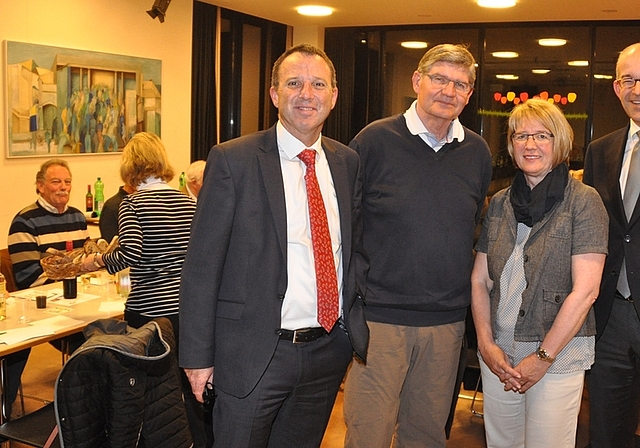 Gastgeber und die Referenten, von links: Stefan Biedermann, Leiter Wochenzeitungen AZ Anzeiger AG; Jakob Schneebeli, Präsident SVP Affoltern; Esther Stöckli; Organisatorin, und Gregor Rutz, Nationalrat und Medienpolitiker. (Bild Werner Schneiter)