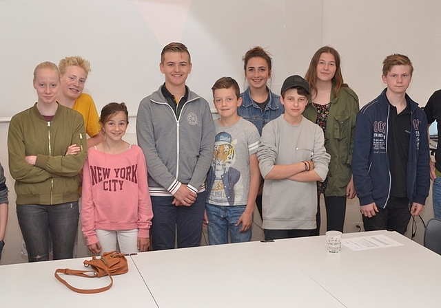 Der Jugendbeauftragte Matias Dabbene (ganz rechts) und seine jungen Filmemacher. (Bild Martin Mullis)