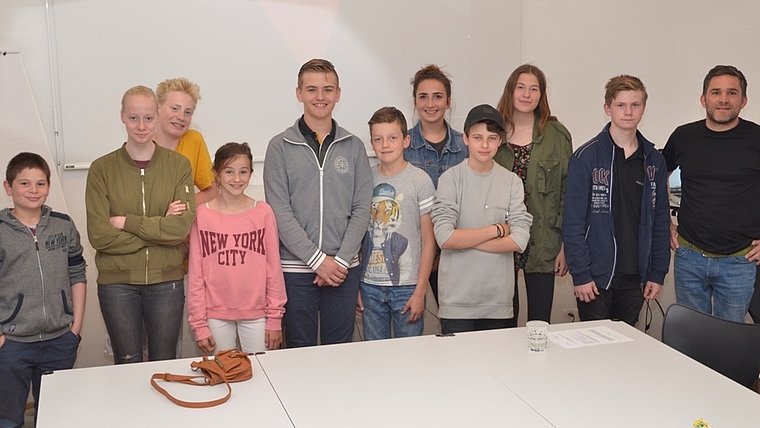Der Jugendbeauftragte Matias Dabbene (ganz rechts) und seine jungen Filmemacher. (Bild Martin Mullis)