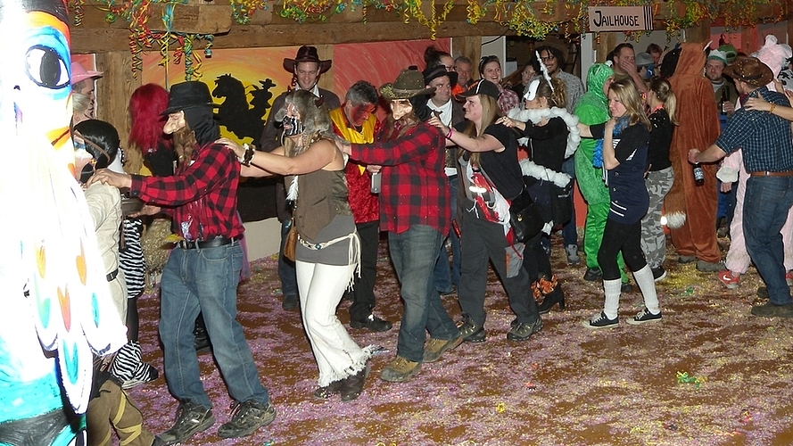 Fröhliche Polonaise durch den Saal – und die Konfetti.