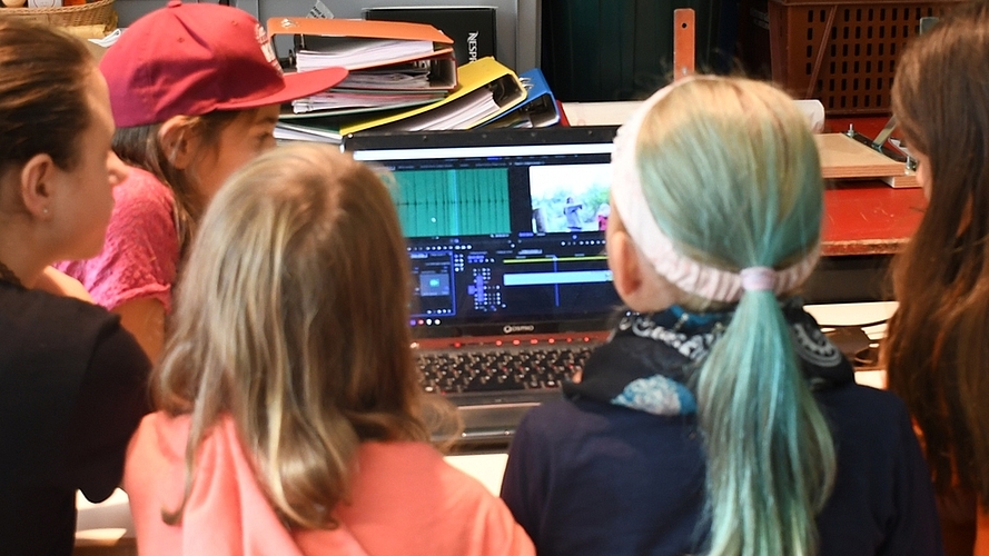 «Füg noch einen Knall ein»: Auch Schnitt- und Tontechniken wurden im Filmkurs erlernt. <em>(Bild Livia Häberling)</em> «Füg noch einen Knall ein»: Auch Schnitt- und Tontechniken wurden im Filmkurs erlernt. <em>(Bild Livia Häberling)</em>