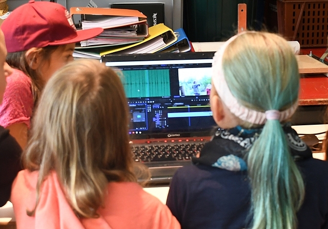 «Füg noch einen Knall ein»: Auch Schnitt- und Tontechniken wurden im Filmkurs erlernt. <em>(Bild Livia Häberling)</em>