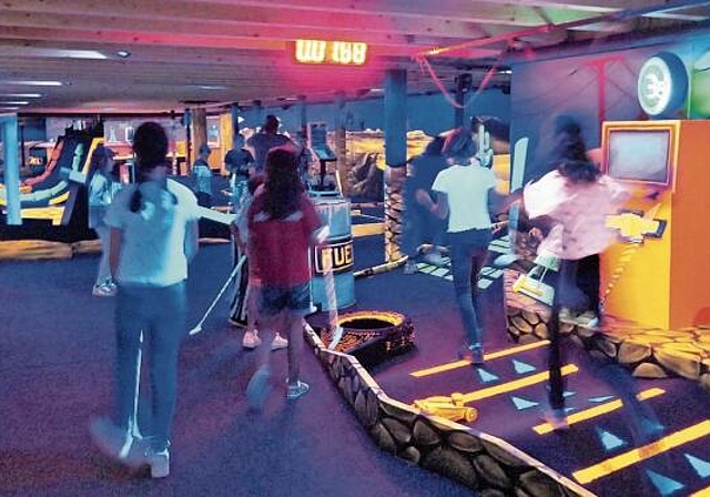 Marco Bollhalder versteht es, aus alten Apparaten und Fahrzeugen technisch raffinierte Stationen beim Indoor-Minigolf zu gestalten. (Bilder Regula Zellweger)