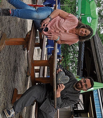 Käthi Huwiler und Sohn Pius sind die neuen Pächter des Badi-Kiosks im Naturbad Maschwanden. (Bild Luc Müller)