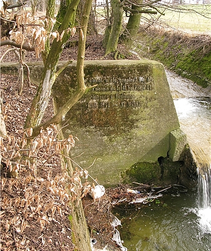 Das Tosbecken (bremsendes Auffangbecken) mit Bachverbauung. (Bilder zvg.)
