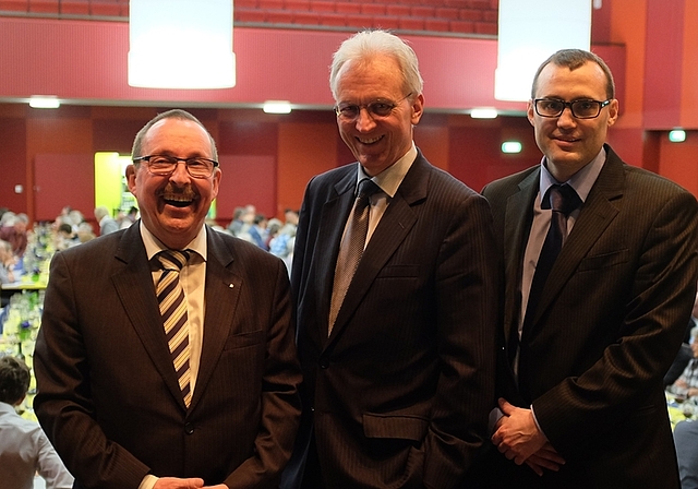 Gut gelaunt: (von links) René Homberger, Präsident des HEV Albis, FDP-Nationalrat Hans-Ulrich Bigler und der neue Kassier des HEV Albis, Dominique Lipp im Affoltemer Kasinosaal.