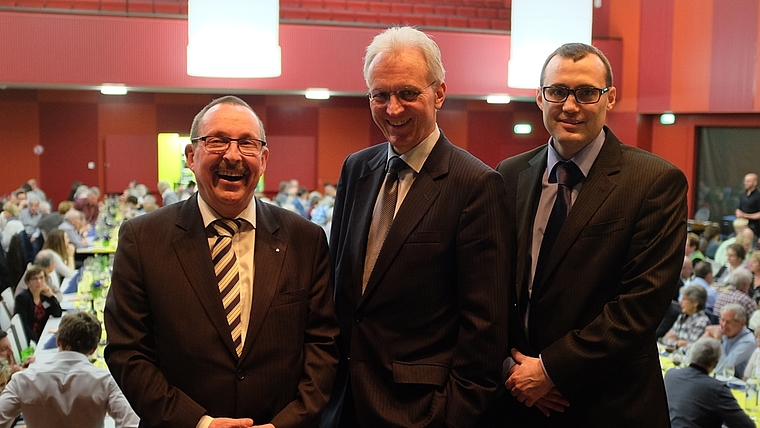 Gut gelaunt: (von links) René Homberger, Präsident des HEV Albis, FDP-Nationalrat Hans-Ulrich Bigler und der neue Kassier des HEV Albis, Dominique Lipp im Affoltemer Kasinosaal.