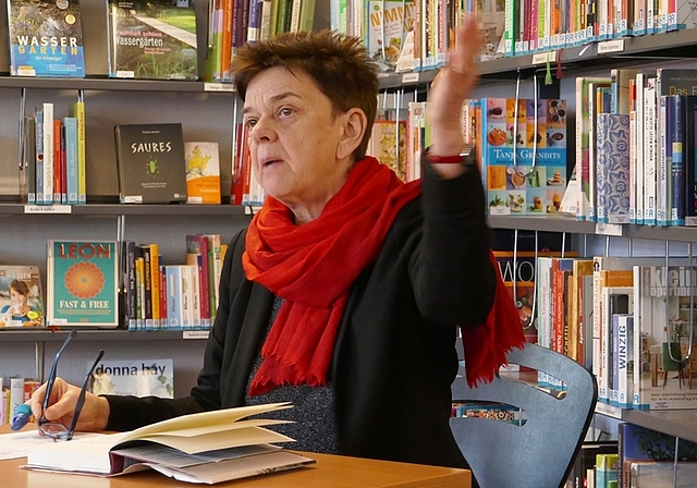 Autorin, Journalistin und Dozentin Angelika Overath begeisterte die Besucher der Lesung mit ihrem klug komponierten Roman, Vielschichtigkeit, sinnlicher und bildhafter Sprache und ihrer lebendigen, offenen Persönlichkeit. <em>(Bild Regula Zellweger)