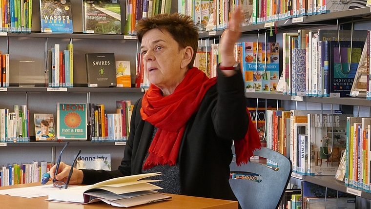 Autorin, Journalistin und Dozentin Angelika Overath begeisterte die Besucher der Lesung mit ihrem klug komponierten Roman, Vielschichtigkeit, sinnlicher und bildhafter Sprache und ihrer lebendigen, offenen Persönlichkeit. <em>(Bild Regula Zellweger)