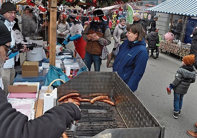 Stärkung für den Bummel durch den Chlausmärt Affoltern: eine Bratwurst. (Bild Werner Schneiter)