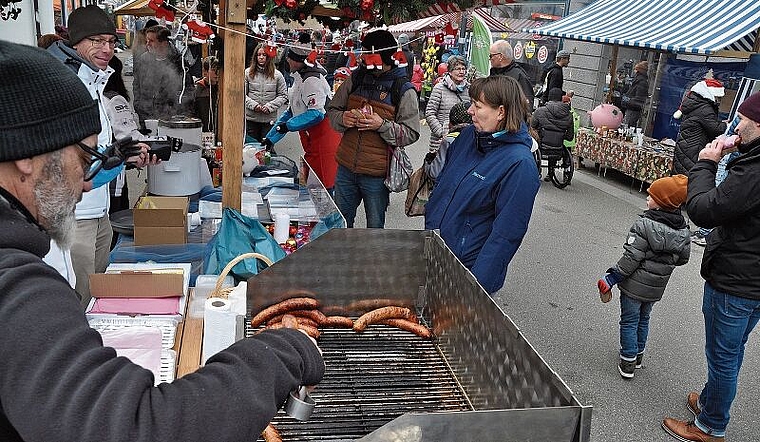 Stärkung für den Bummel durch den Chlausmärt Affoltern: eine Bratwurst. (Bild Werner Schneiter)