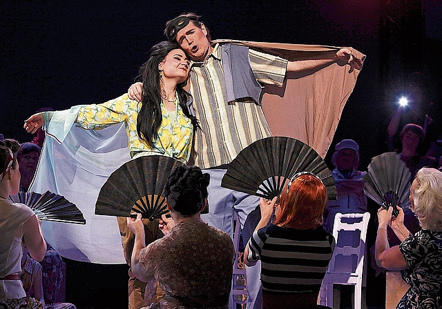 Carlotta und Erminio zeigen einander ihre tiefe Zuneigung. (Bild Theater Arth)