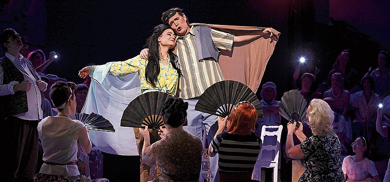 Carlotta und Erminio zeigen einander ihre tiefe Zuneigung. (Bild Theater Arth)