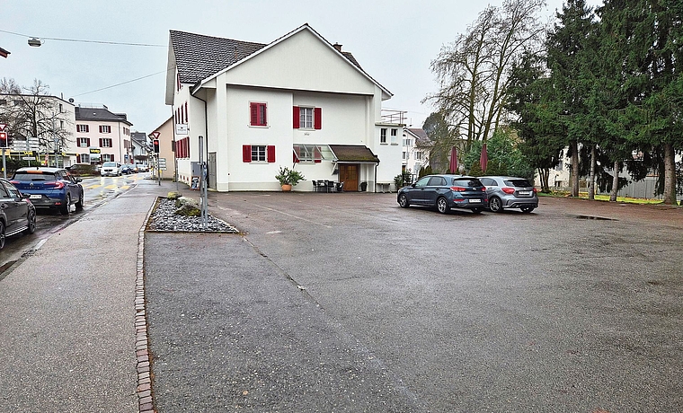 Der Parkplatz des Restaurants Post: Dort könnte ein Standort für begleitetes Wohnen entstehen. (Bild zvg)
