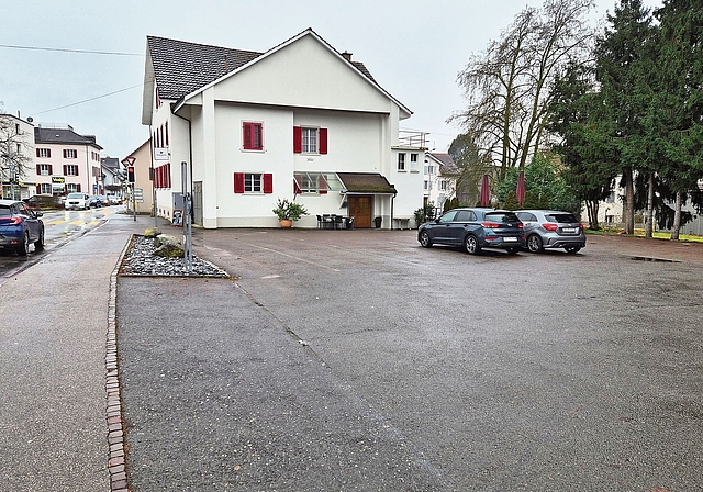 Der Parkplatz des Restaurants Post: Dort könnte ein Standort für begleitetes Wohnen entstehen. (Bild zvg)