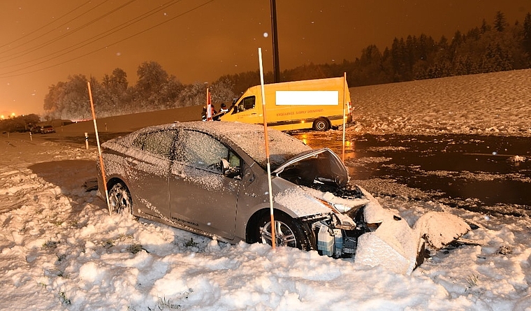 Der Lieferwagen (hinten) geriet im Schneetreiben aus noch ungeklärten Gründen auf die Gegenfahrbahn. (Bild Kapo ZH)