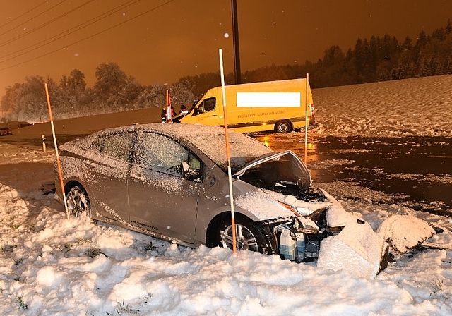 Der Lieferwagen (hinten) geriet im Schneetreiben aus noch ungeklärten Gründen auf die Gegenfahrbahn. (Bild Kapo ZH)