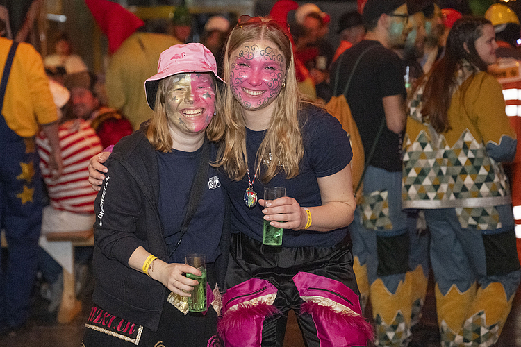 Geschminkt und verkleidet; die Besucherinnen an der Fasnacht. Geschminkt und verkleidet; die Besucherinnen an der Fasnacht. (Bild Nico Ilic)