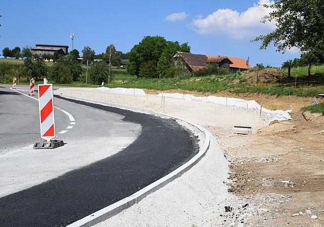 Entlang der Albisstrasse zwischen Rifferswil und Schonau entsteht ein Rad- und Fussweg. Ausserdem wird der Strassenbelag erneuert. <em>(Bild Livia Häberling)</em>