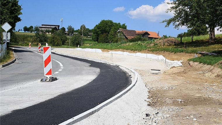 Entlang der Albisstrasse zwischen Rifferswil und Schonau entsteht ein Rad- und Fussweg. Ausserdem wird der Strassenbelag erneuert. <em>(Bild Livia Häberling)</em>