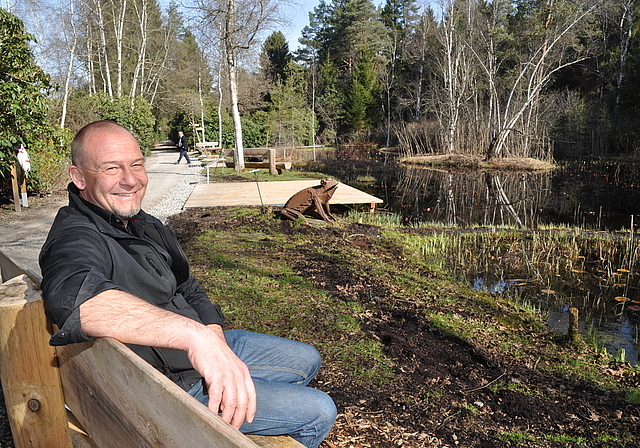 Geschäftsführer Mäni Blum bei den Spiegelteichen: «Neuerungen, aber der Park wird nicht zum Rummelplatz». (Bild Werner Schneiter)