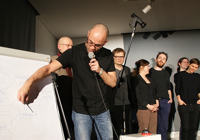 Moderator Simon Chen analysiert das Cup-Tableau. Im Hintergrund die Slammer, von rechts: Johanna Reiter, Daniela Dill, Ivo Engeler, Remo Zumstein, Lisa Brunner, Andreas Kessler und Hans Jürg Zingg. (Bilder Thomas Stöckli)