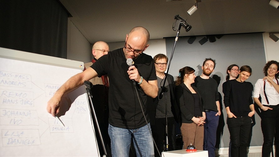 Moderator Simon Chen analysiert das Cup-Tableau. Im Hintergrund die Slammer, von rechts: Johanna Reiter, Daniela Dill, Ivo Engeler, Remo Zumstein, Lisa Brunner, Andreas Kessler und Hans Jürg Zingg. (Bilder Thomas Stöckli) Moderator Simon Chen analysiert das Cup-Tableau. Im Hintergrund die Slammer, von rechts: Johanna Reiter, Daniela Dill, Ivo Engeler, Remo Zumstein, Lisa Brunner, Andreas Kessler und Hans Jürg Zingg. (Bilder Thomas Stöckli)