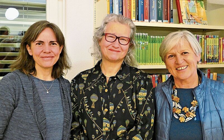 Helga Guidon (links) erzählte in der Bibliothek Rifferswil über Armenien. Es war der letzte Anlass unter der Bibliotheksleitung von Maria Cristina Schmid (Mitte). Neu übernimmt Bettina Langenbach diese Aufgabe. (Bild Regula Zellweger)