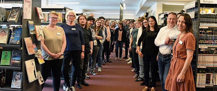 Bilanz nach einer intensiven Arbeitswoche: Die Masterstudentinnen und -studenten der Fachhochschule Graubünden mit dem Team der Regionalbibliothek Affoltern dicht gedrängt nach der Präsentation und Diskussion der Ergebnisse. (Bild bs)