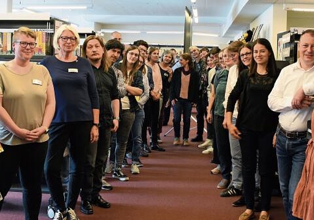 Bilanz nach einer intensiven Arbeitswoche: Die Masterstudentinnen und -studenten der Fachhochschule Graubünden mit dem Team der Regionalbibliothek Affoltern dicht gedrängt nach der Präsentation und Diskussion der Ergebnisse. (Bild bs)