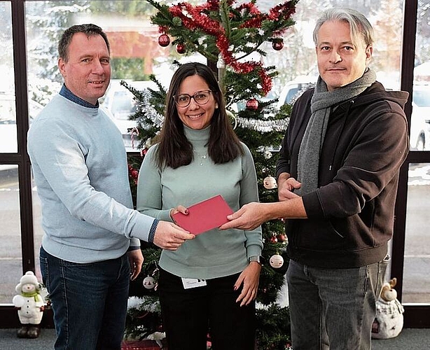Niki Greco, rechts, überreicht den Check der «Pinnwand Säuliamt»-Weihnachtsspendenaktion an die beiden Reha-Schweiz-Mitarbeitenden Izabel Aires und Luk deCron. Niki Greco, rechts, überreicht den Check der «Pinnwand Säuliamt»-Weihnachtsspendenaktion an die beiden Reha-Schweiz-Mitarbeitenden Izabel Aires und Luk deCron.